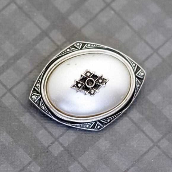 Vintage Gothic Round Oval Silver Tone Brooch by Avon, G40 - Picture 1 of 2